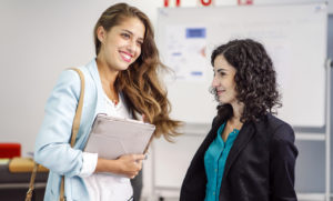 dos mujeres emprendiendo un negocio 