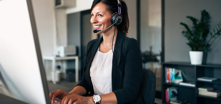 oficina mujer atención cliente