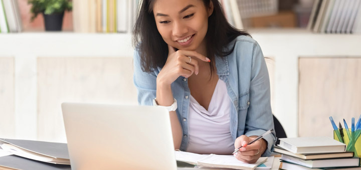 mujer laptop