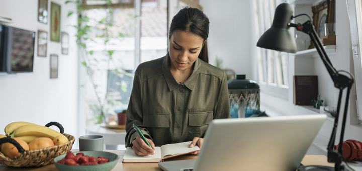 mujer laptop